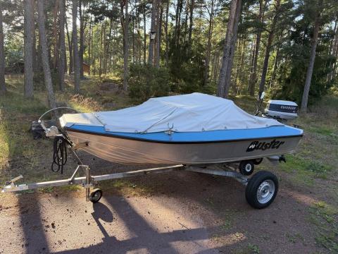 Buster på trailer med kapell och Evinrude utombordare