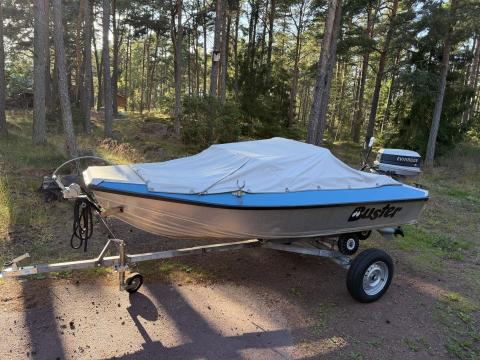 Buster från sidan med kapell på trailer
