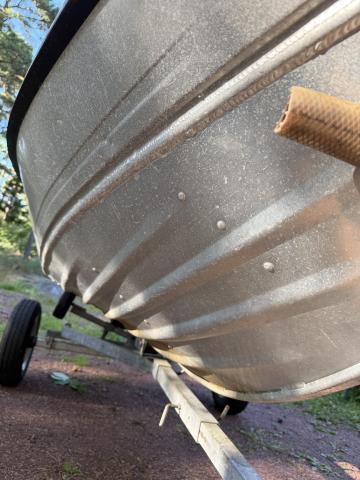 Busters omålade aluminiumskrov sett underifrån