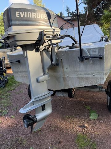 Evinrude 20 hk tvåtaktsmotor och Busters akterspegel
