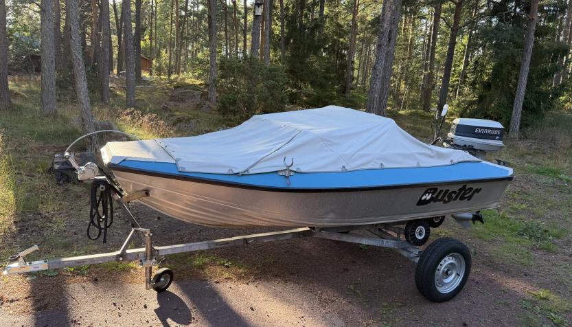 Buster på trailer med kapell och Evinrude utombordare