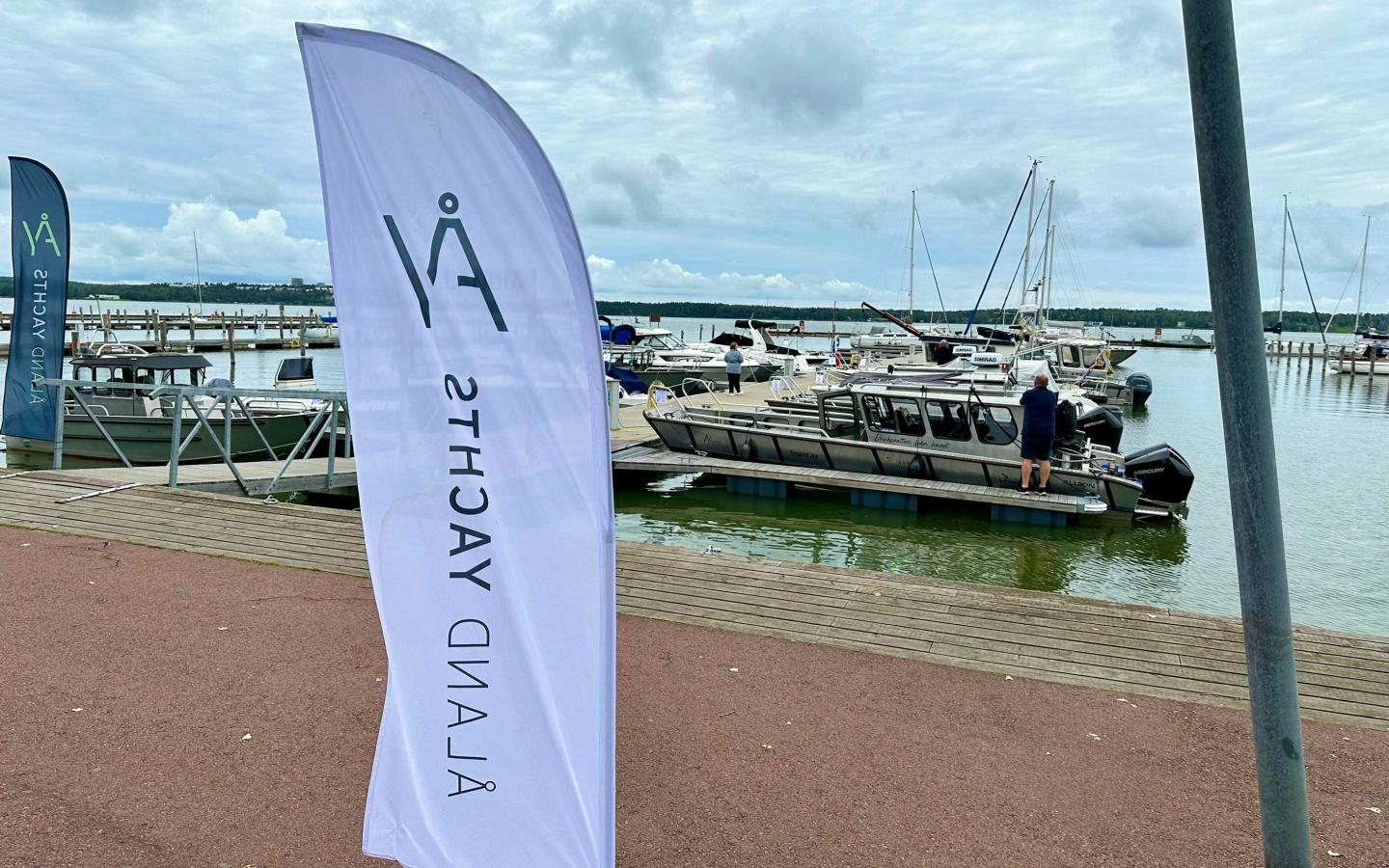 Flaggor vid hamnen